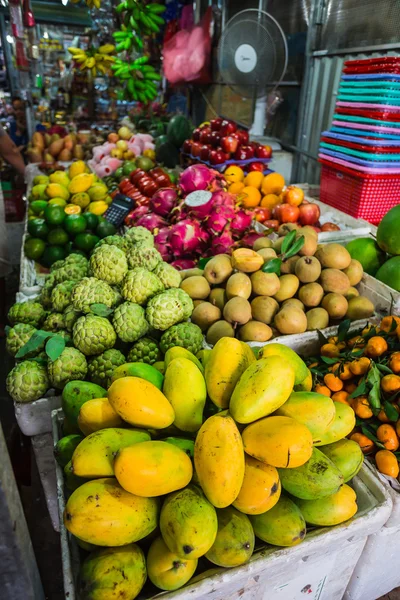 Εξωτικά φρούτα στην ασιατική αγορά — Φωτογραφία Αρχείου
