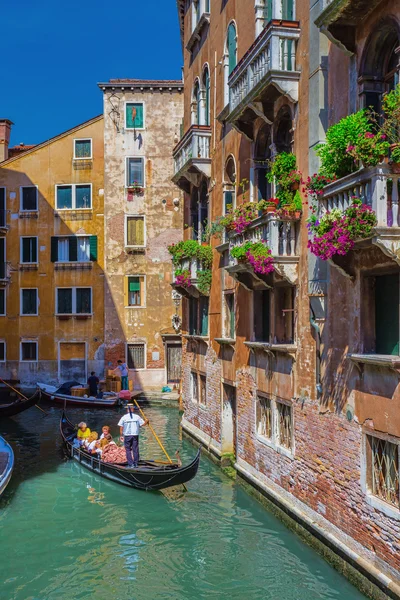 Tourists travel on gondolas at canal — Stock Photo, Image