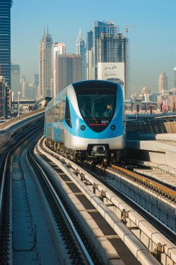 Dubai metro araba