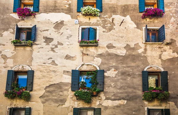 Windows in old house — Stock Photo, Image