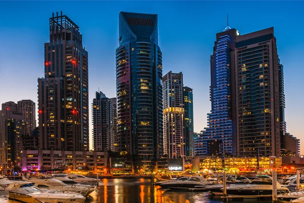 Vie nocturne à Dubai Marina — Photo