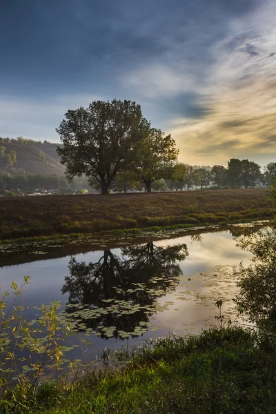 Vijver in het platteland in de herfst — Stockfoto