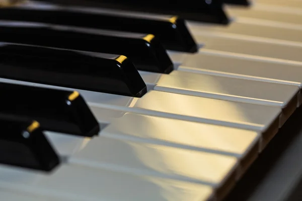 Tasti Pianoforte Vista Laterale Con Bassa Profondità Campo — Foto Stock