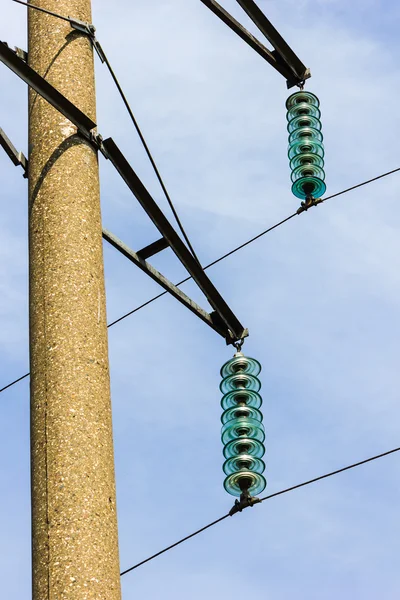 Linhas de transmissão de fios de alta tensão — Fotografia de Stock