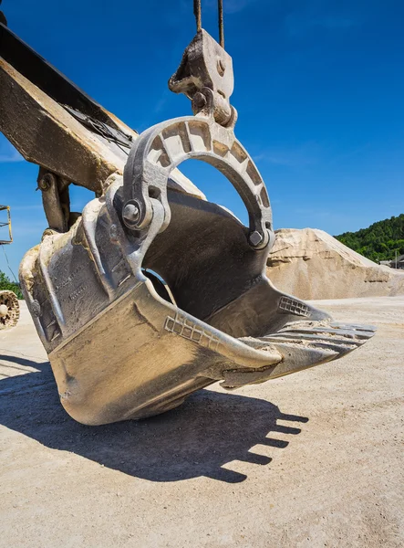 Karrierebagger für den Kalksteinabbau — Stockfoto