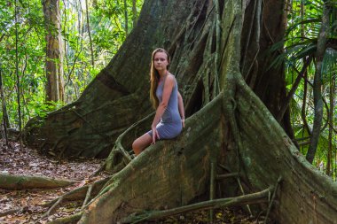 Tropikal ormanlarda genç kadın