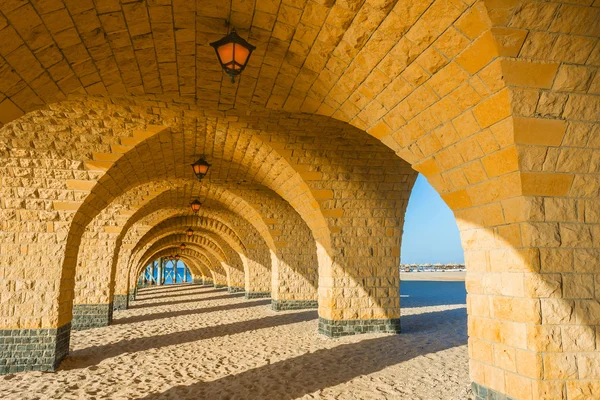 De gewelfde stenen colonnade — Stockfoto