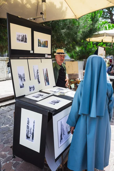 Umělec prodává obrazy na nábřeží — Stock fotografie