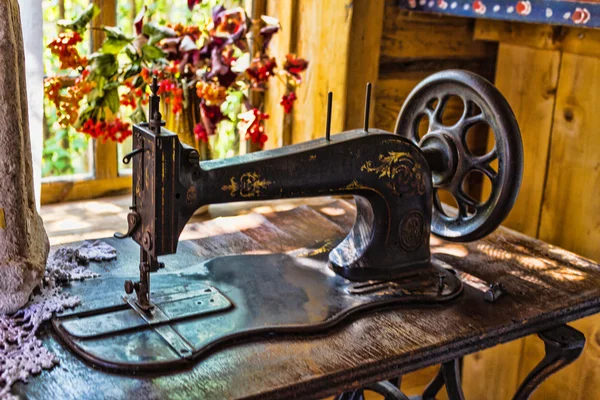 Antique sewing machine — Stock Photo, Image