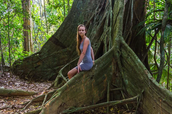 Young woman in tropical jungles — Stock Photo, Image