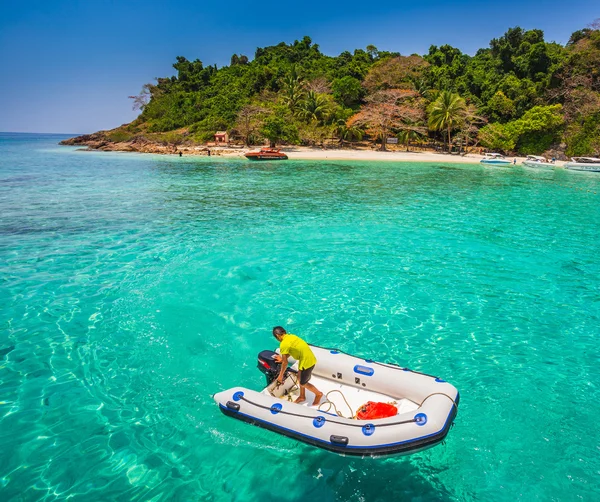 Dive boat heading to the island in a tropical sea — Stock Photo, Image