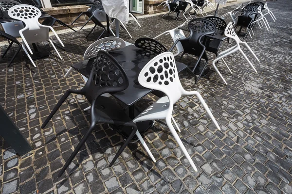 Chaises en plastique noir et blanc — Photo