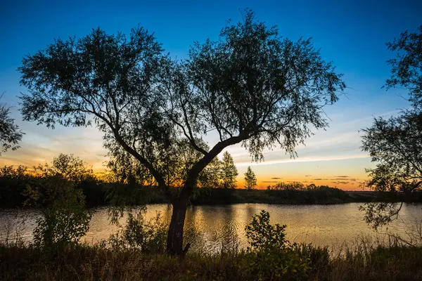 Manzara ile bulutlu gökyüzü günbatımı — Stok fotoğraf