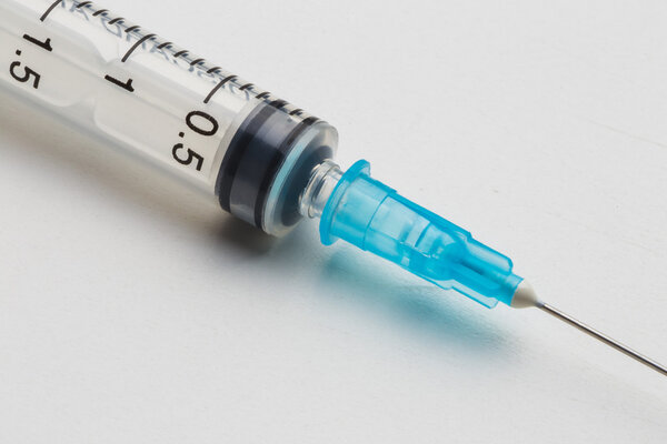 Крупный план одноразового шприца
