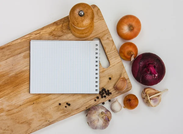 Cuaderno y verduras frescas —  Fotos de Stock