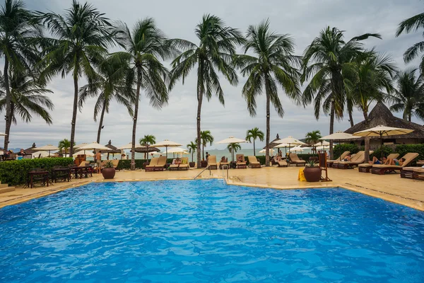 Tropische Resort zwembad met ligstoelen — Stockfoto