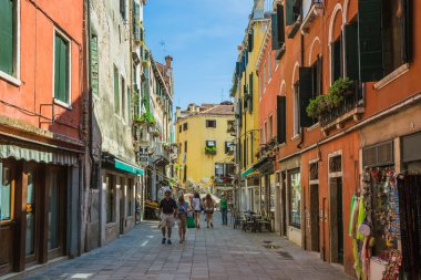 İnsanlar sokakta Venedik