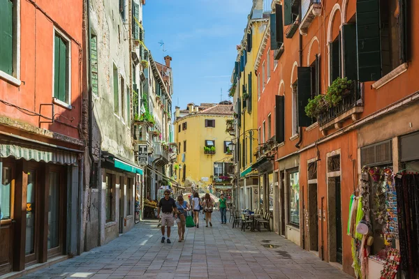 Menschen auf der Straße in Venedig — Stockfoto