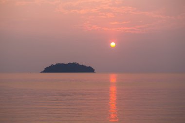 tropik sahilde günbatımı