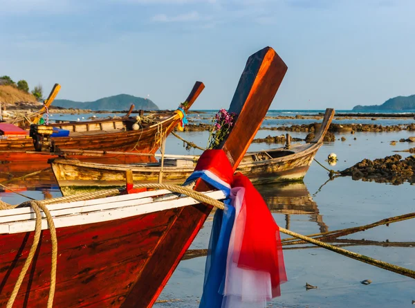Vissersboten op zee kust in Thailand — Stockfoto