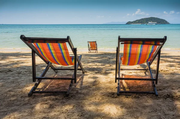 Zon strand stoelen op de wal — Stockfoto