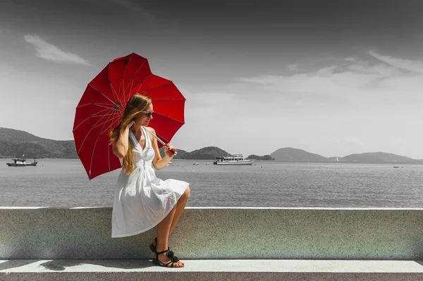 Fille avec parapluie contre la mer — Photo