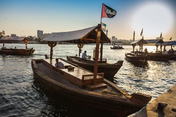 Barcos em Bay Creek em Dubai, Emirados Árabes Unidos — Fotografia de Stock