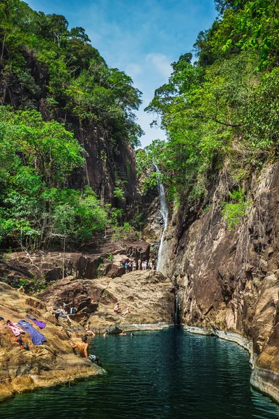 Wodospad na wyspie koh chang — Zdjęcie stockowe