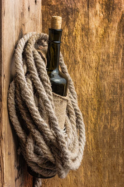 Пляшка вина, загорнута мотузкою — стокове фото