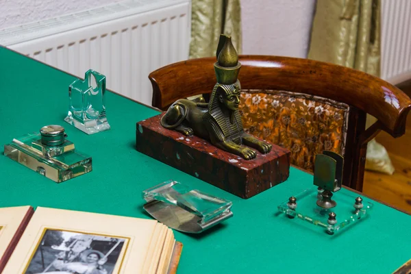 Statuettes Vintage Sur Table Chaise Intérieur Une Ancienne Armoire — Photo