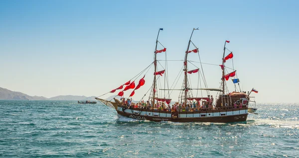 Oude schip met zeilen — Stockfoto