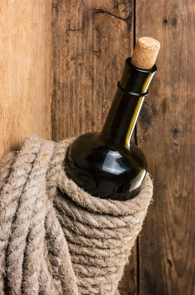 Пляшка вина, загорнута мотузкою — стокове фото