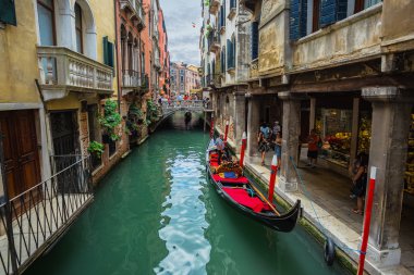 Gondol kanalında turistler seyahat