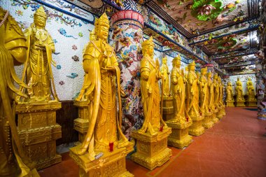 Linh Phuoc pagoda içinde altın heykeller