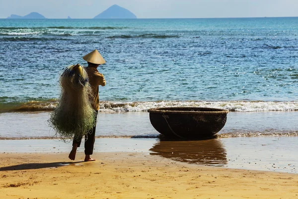 Fisherman is working on the beach — Stock Photo, Image