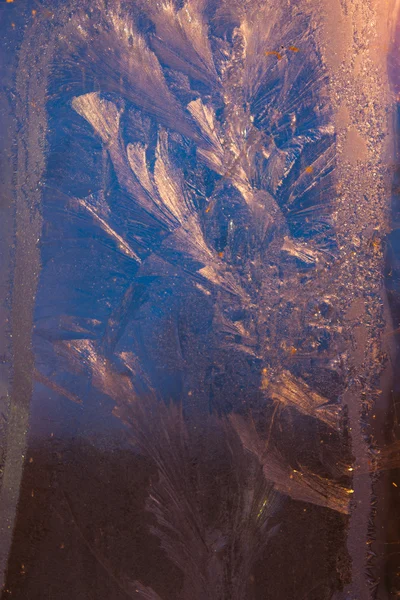 Vidro congelado com luzes coloridas — Fotografia de Stock