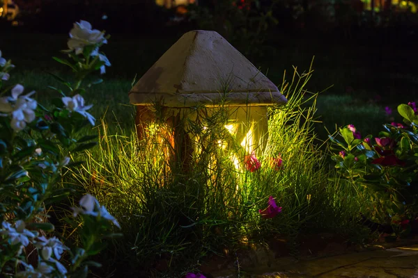 Petite lampe de jardin en céramique — Photo