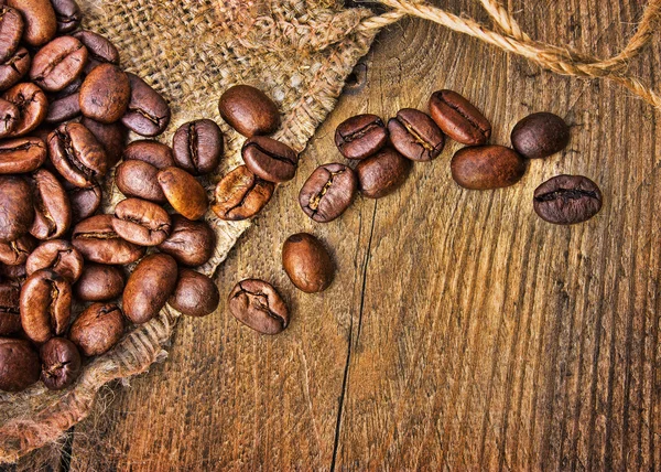 Chicchi di caffè fuoriusciti dal sacchetto — Foto Stock