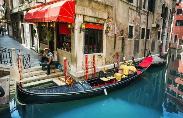 Tourists gondola at canal — Stock Photo, Image