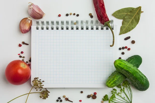 Caderno com receitas e lista de compras, legumes e especiarias — Fotografia de Stock