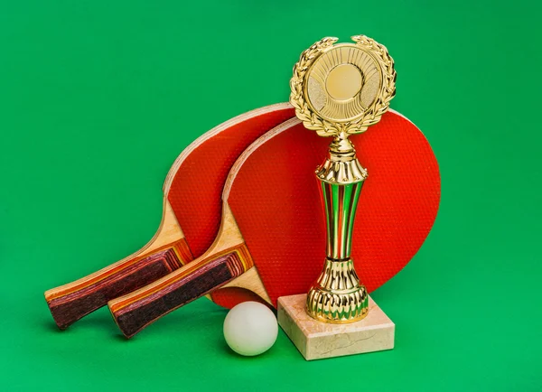 Goldener Pokal mit Tennisbällen und Schlägern — Stockfoto