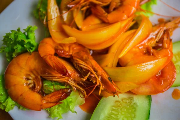 Shrimps with onions, lettuce, cucumber and sauce — Stock Photo, Image