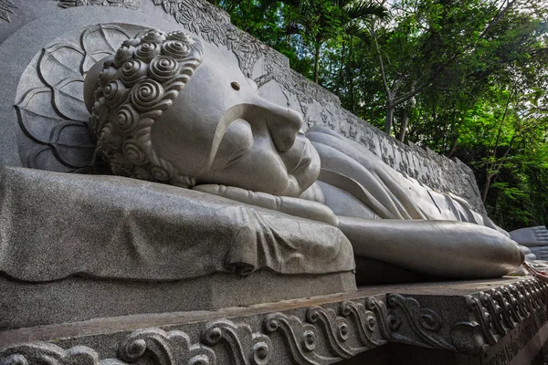 Bouddha endormi à la pagode Long Son — Photo