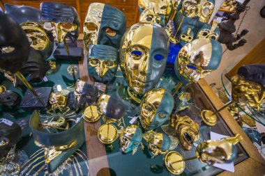 Tipik renkli maskeleri