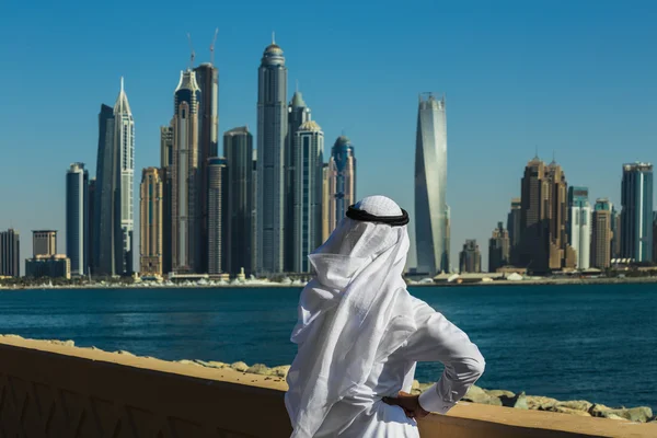 Mens tegen Dubai Marina — Stockfoto