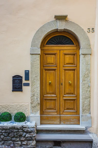 Antika italienska dörr — Stockfoto