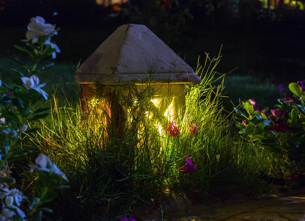 Мала Кераміка Садова Лампа Ємному Трав Яному Полі — стокове фото