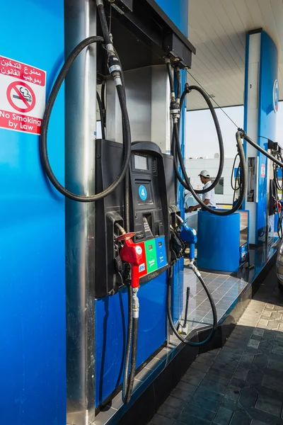 O posto de gasolina Emarat em Sharjah City — Fotografia de Stock