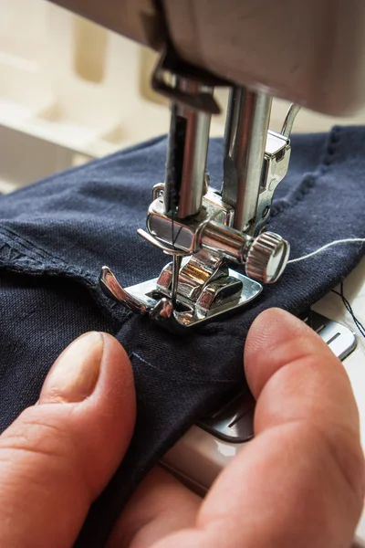 Hand, Nähmaschine und Kleidungsstück — Stockfoto