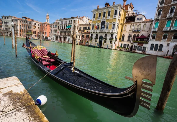 Turistler gondolla seyahat eder. — Stok fotoğraf